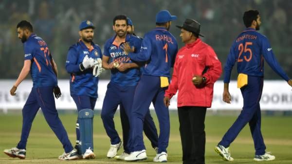 அடச்சே என்ன இது? அவரை வேலையைவிட்டு தூக்குங்க.. இந்திய வீரர்கள் செய்த காரியம்.. கொதிக்கும் பேன்ஸ்!