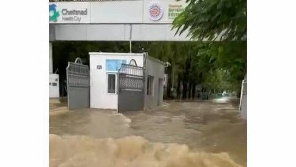 சென்னையில் கொட்டித்தீர்க்கும் கனமழை.. கேளம்பாக்கத்தில் காட்டாறு போல ஓடிய மழைநீர்.. வைரல்!