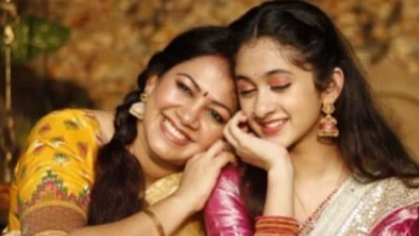 அழகில் போட்டிபோடும் அம்மா, மகள்...போட்டோவை வைரலாக்கும் ரசிகர்கள்