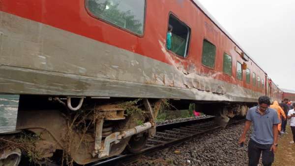 மழையால் உருண்ட பாறைகள்..தருமபுரி அருகே ரயில் தடம் புரண்டு விபத்து - உயிர் தப்பிய பயணிகள்