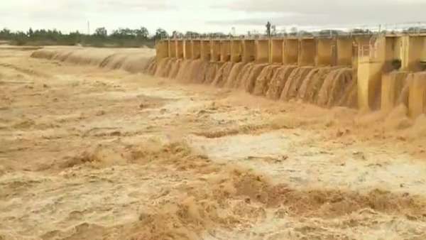 ராணிப்பேட்டையில் வரலாறு காணாத வெள்ளப்பெருக்கு.. மாவட்ட கலெக்டர் நள்ளிரவில் கிராமங்களில் ஆய்வு