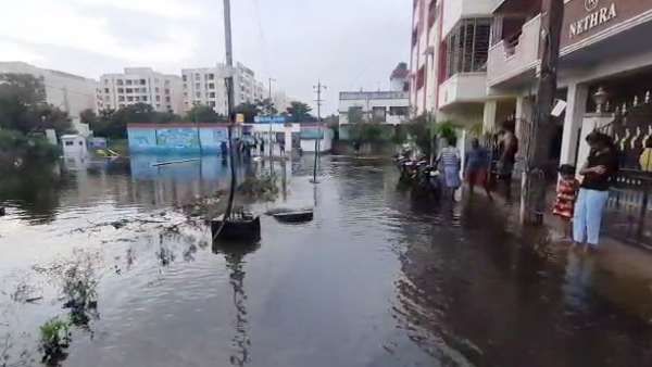 நம்ம கூடுவாஞ்சேரியா இது.. அருவி போல பெருக்கெடுக்கும் மழைநீர்.. மீண்டும் மிதக்கிறது சென்னை.. வீடியோ