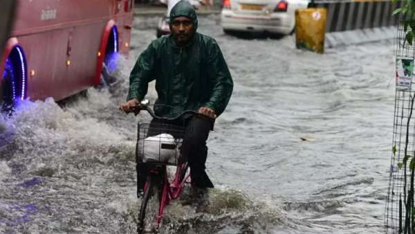 கனமழை... தத்தளிக்கும் பூந்தமல்லி.. நசரத் பேட்டையில் 500 குடும்பங்கள் தவிப்பு