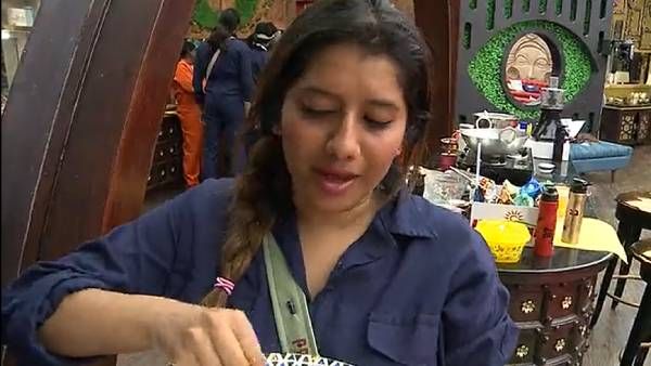 சாப்பாடு தான் முக்கியம் என்பதை நிரூபித்த ப்ரியங்கா...கலாய்க்கும் ரசிகர்கள்