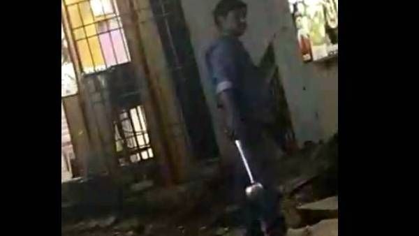 சீச்சீ.. ரெஸ்டாரண்ட்டில் சாக்கடை அடைப்பு..இவர் எதை வைத்து சரி செய்கிறார் பாருங்க.. அதிர்ச்சி வீடியோ