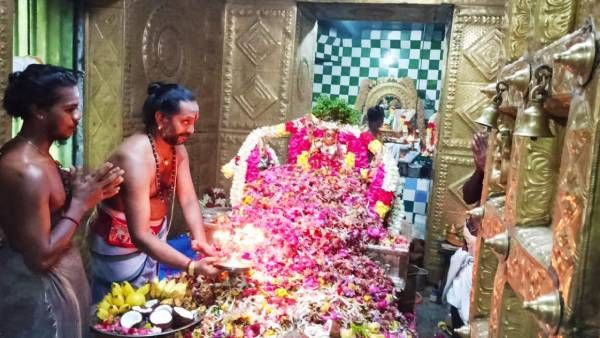 கந்த சஷ்டி 2021: சிக்கலில் பார்வதியிடம் வேல் வாங்கி திருச்செந்தூரில் சூரசம்ஹாரம் செய்யும் முருகன்