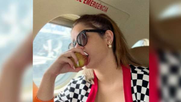 பிரபல நாட்டுப்புற பாடகி விமான விபத்தில் திடீர் மரணம்.. அருவி பாறையில் நொறுங்கி மோதி உயிரிழப்பு