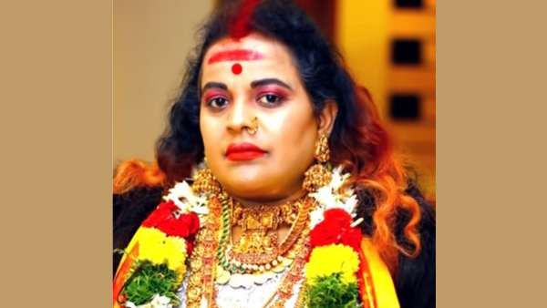 பிரளயம் வர போகிறதாம்.. 3 மாதத்தில் அந்த பயங்கரம் வருமாம்.. லிப்ஸ்டிக்குடன் ஆருடம் சொன்ன பெண்சாமியார்