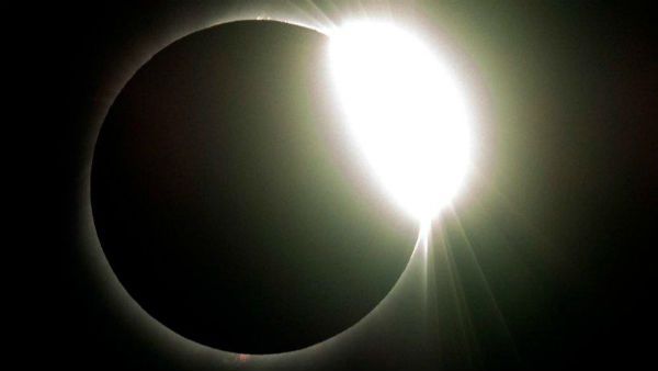 கேது கிரஹஸ்த முழு சூரிய கிரகணம் 2021 - இந்தியாவில் பார்க்க முடியுமா?