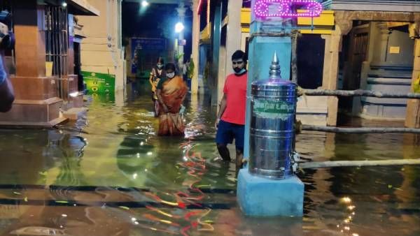 வெள்ள நீரில் தத்தளிக்கும் சென்னை தேனாம்பேட்டை பாலசுப்பிரமணியம் திருக்கோவில்.. பக்தர்கள் அவதி