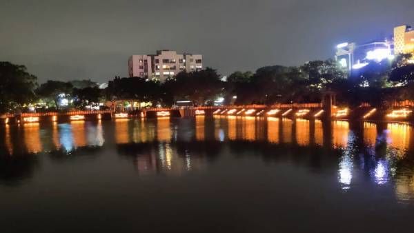 கார்த்திகை தீபத்திருவிழா - லட்சதீபங்களில் ஜொலித்த மயிலை கபாலீஸ்வரர், மதுரை மீனாட்சி அம்மன் ஆலயங்கள்