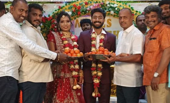 இது தான் சரியான கிஃப்ட்.. புதுமணதம்பதிக்கு சப்ரைஸ் தந்த விஜய் மக்கள் இயக்கத்தினர்.. வைரல் சம்பவம்