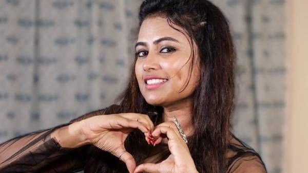 மடியில் குழந்தையோடு சூட்டிங் ஸ்பாட்டில் ஃபரீனா செய்த செயல்... அசந்து போன ரசிகர்கள்