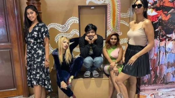 விதவிதமாய் போஸ் கொடுத்து வில்லங்கமாய் போட்டோ வெளியிட்ட பிக்பாஸ் பிரபலங்கள்..காரணம் இதுதானா??