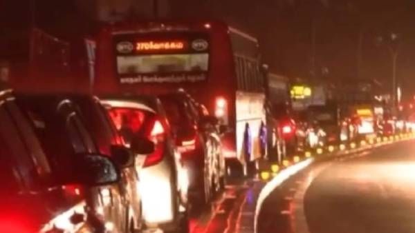 8 மணி நேர கனமழை.. போக்குவரத்து நெரிசல்.. நடுவழியில் நிற்கும் ஆம்புலன்ஸ்கள்..மொத்தமாக முடங்கிய சென்னை