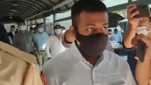 சிறையில் இருந்தபடியே.. ரூ 200 கோடியை சுருட்டிய கில்லாடி சுகேஷ் சந்திரா.. என்ன நடந்தது? திடுக் தகவல்