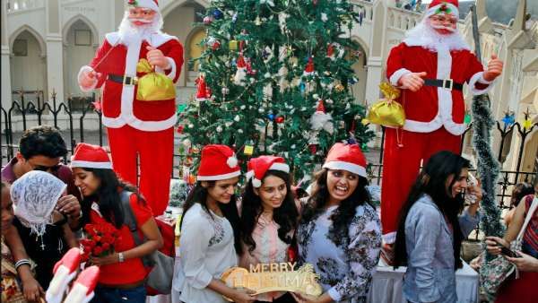 கிறிஸ்துமஸ் விழா கோலாகல கொண்டாட்டம் : தேவாலயங்களில் சிறப்பு பிரார்த்தனை