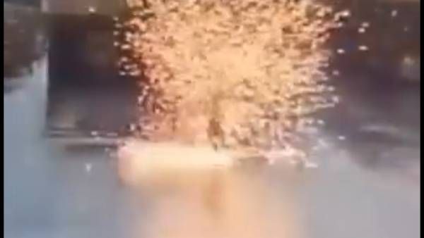 'அதிசயம்.. ஆனால் உண்மை'.. நேரடியாக மின்னல் தாக்கி உயிர்பிழைத்த தொழிலாளி.. இந்த வீடியோவை பாருங்க!