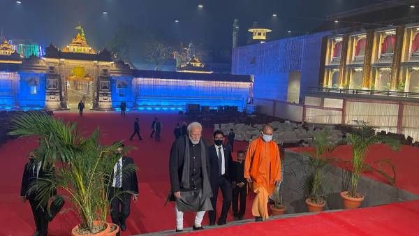 உபி தேர்தல்:நள்ளிரவில் பரபரத்த வாரணாசி.. நேரடியாக களத்தில் இறங்கிய பிரதமர் & முதல்வர்.. திடீர் ஆய்வு