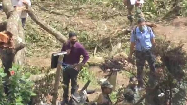 ஹெலிகாப்டர் விபத்து.. உயிரிழந்தவர்கள் கண்ணியத்திற்கு மதிப்பு கொடுங்க.. விமானப்படை வேண்டுகோள்