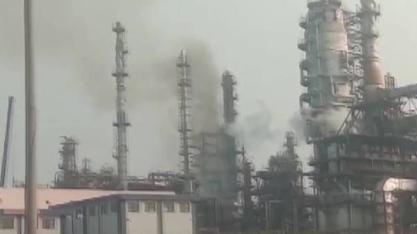 மே.வங்கத்தில் ஷாக்..இந்தியன் ஆயில் சுத்திகரிப்பு ஆலையில் பயங்கர தீ விபத்து..மூவர் பலி,பலர் படுகாயம்