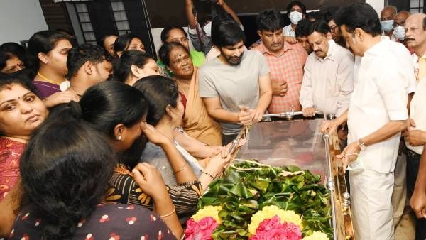 தாளாத துக்கம்.. பிரிய மனமில்லை.. சண்முகநாதனுக்கு 2வது முறையாக முதல்வர் ஸ்டாலின் அஞ்சலி.. கண்ணீர்!