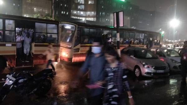 விடாமல் கொட்டும் மழை.பரிதவிக்கும் தலைநகர்.. சென்னை உள்பட 4 மாவட்டங்களுக்கு ரெட் அலர்ட் எச்சரிக்கை