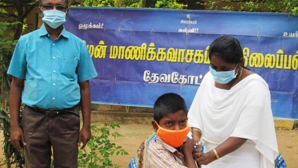 தேவக்கோட்டை சேர்மன் மாணிக்கவாசகம் பள்ளியில் மாணவர்களுக்கு தடுப்பூசி முகாம்