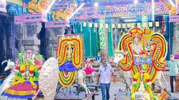 கார்த்திகை கடைஞாயிறு : குத்தாலத்தில் புனித நீராடிய பக்தர்கள் - திருநாகேஸ்வரத்தில் அனுமதி மறுப்பு 