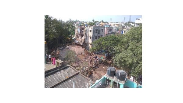 22 ஆண்டுகள் பழமையானது.. பொத்தென விழுந்த பால்கனிகள்.. இன்று வீடுகளே தரைமட்டம்.. மக்கள் குமுறல்