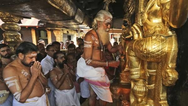 சபரிமலை ஐயப்பனின் 18 படிகள் உணர்த்தும் தத்துவங்கள் யோகங்கள் என்னென்ன தெரியுமா