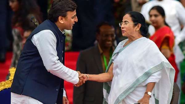 உத்தரப்பிரதேச தேர்தல்: அகிலேஷ் யாதவுக்கு 'கை' கொடுக்கும் மம்தா.. பாஜகவை விரட்டியடிப்போம் என உறுதி 