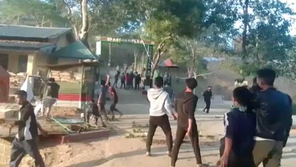 14 பொதுமக்கள் சுட்டுக் கொலை- நாகாலாந்தில் கொந்தளிப்பு-ராணுவ முகாம் தீக்கிரை- இன்று பந்த்!