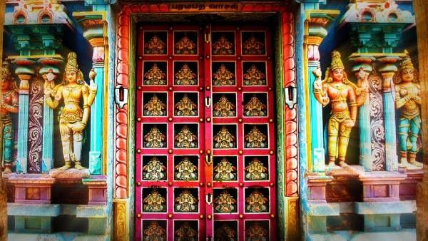 ஸ்ரீரங்கம் சொர்க்கவாசல் திறப்பு - ரத்தின அங்கி பாண்டியன் கொண்டை அணிந்து எழுந்தருளிய நம்பெருமாள்