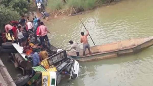 ஆந்திராவில் அரசுப்பேருந்து...ஆற்றில் கவிழ்ந்து கோர விபத்து...26 பேர் பலி?