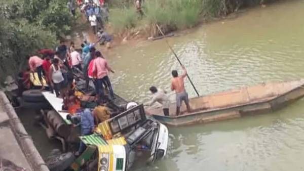 ஆந்திராவில் அரசுப்பேருந்து...ஆற்றில் கவிழ்ந்து விபத்து...10 பேர் பலி... மற்றவர்களின் கதி?