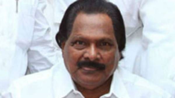 ஆட்டோவில் பயணம்; சாலையோரக் கடையில் டீ; கேசுவலாக உலா வரும் அதிமுக அவைத்தலைவர்!