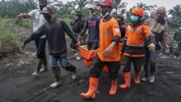 இந்தோனேசியாவில் வெடித்து சிதறிய எரிமலை.. புகை மண்டலமான கிராமங்கள்.. 13 பேர் பலி, பலர் படுகாயம்