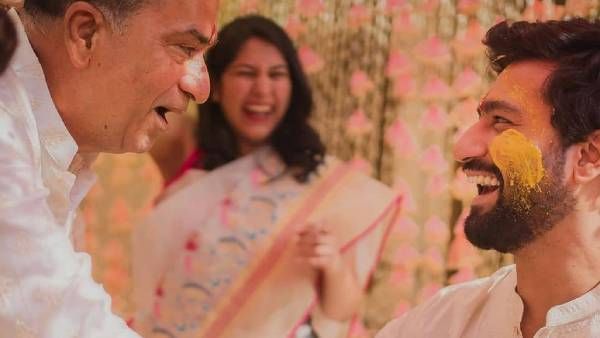 நீங்கள் ஏன் திருமணம் செய்து கொள்கிறீர்கள்?.. மணமகனிடம் விளையாட்டாக கேட்டு பல்பு வாங்கிய மணப்பெண்