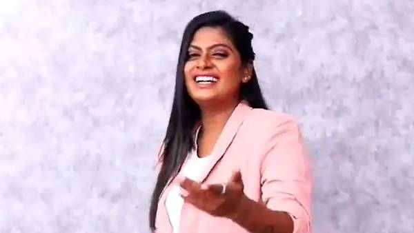 போட்டியினா வருவேன் பஸ்ட்டா... பாட்டு விடுவேன் பெஸ்டா.. மிரட்டும் இசைவாணி