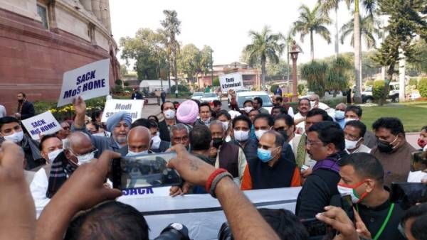 நீட் தேர்வு மசோதாவை ஜனாதிபதிக்கு அனுப்பாத தமிழக ஆளுநர்- லோக்சபாவில் தமிழக எம்.பிக்கள் கண்டனம்