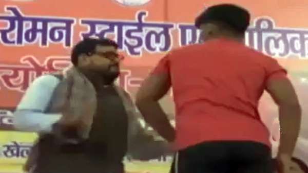 மேடையில் கோரிக்கை வைத்த மல்யுத்த வீரர்... பளாரென அறைந்த பாஜக எம்பி... வீடியோ வைரல்