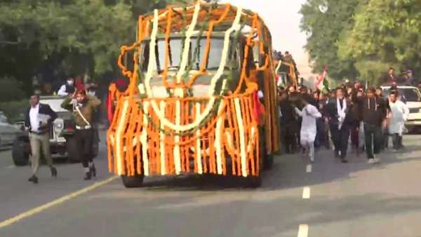 வழிநெடுக கண்ணீர்.. தலைவர்கள் அஞ்சலி.. மறைந்த முப்படை தளபதி பிபின் ராவத் உடல் ராணுவ மரியாதையோடு தகனம்