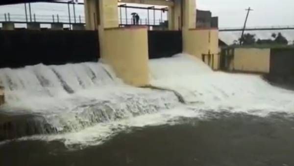 அடாத மழையில் பொங்கிப் பெருகிய புழல் ஏரி.. மிதக்கும் மணலியால் மக்கள் அவதி