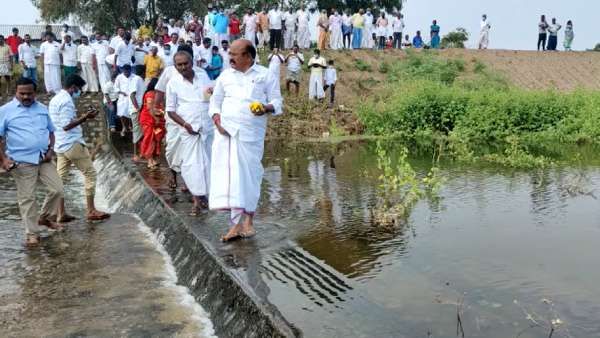 பெரும் பதற்றம்!! பொள்ளாச்சி ஜெயராமன் மீது செருப்பு வீச்சு.. இரு தரப்புக்கும் இடையே கைகலப்பு