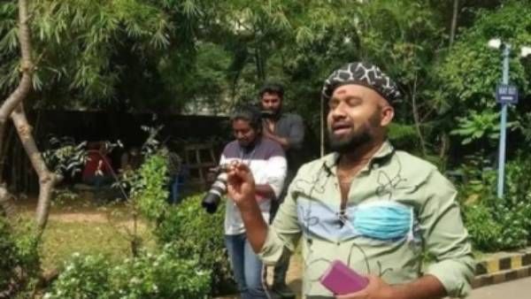 மாஸ்க் போடுற இடமா அது...!!??கூல் இல்ல....குழப்பம்...எல்லாத்துலயும்