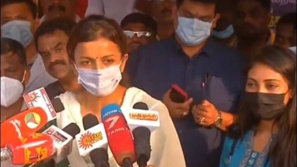 அடுத்து அரசியலுக்கு வருவீர்களா? சிரித்துக்கொண்டே கிருத்திகா உதயநிதி சொன்ன பளீச் பதில்.. வைரல்!