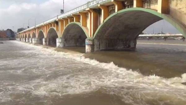 வைகையில் வெள்ளத்தால் மூழ்கிய தரைப்பாலம்.. குளிக்க, செல்பி எடுக்க தடை.. மாவட்ட ஆட்சியர் வார்னிங்!
