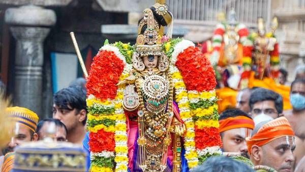ஸ்ரீரங்கம் பகல்பத்து உற்சவம் 3 ஆம் திருநாள்: அலங்காரமாக எழுந்தருளிய நம்பெருமாளுக்கு அரையர் சேவை