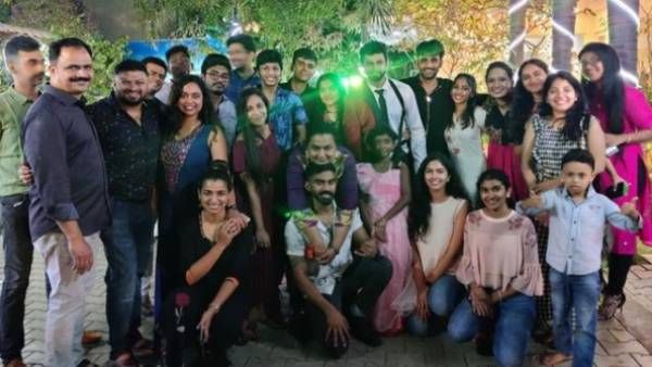 பிக் பாஸ் வீட்டை விட்டு வெளியே வந்த பிறகு வருண் வெளியிட்ட ஃபேமிலி போட்டோ.. க்யூட்டான குடும்பம்